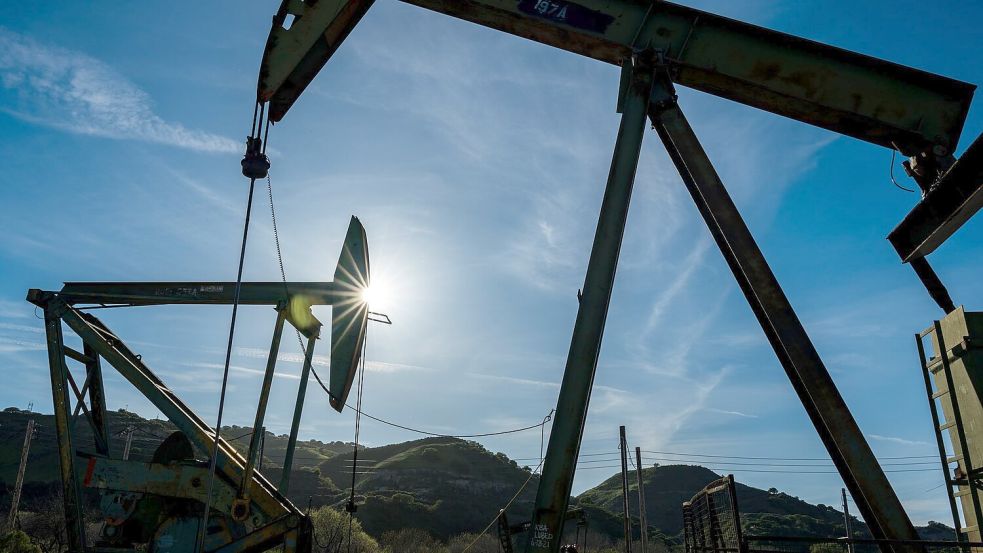 Mit dem Iran-Krieg sind die Ölpreise stark gestiegen Foto: Nic Coury/AP/dpa