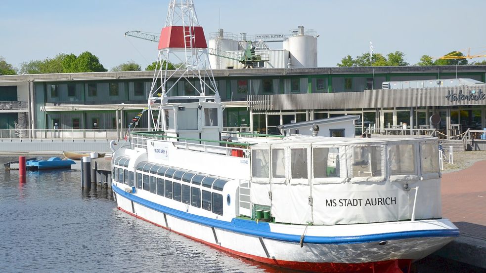 Zwar nicht der Hafen der Ehe, aber der Auricher Hafen: Hier können Brautpaare auf der MS Stadt Aurich heiraten. Foto: Franziska Otto