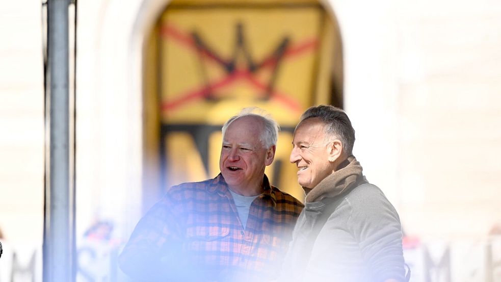 Donald Trump (nicht im Bild) teilt erneut gegen Bruce Springsteen (rechts, mit Gouverneur Tim Walz) aus. (Archivbild) Foto: Tom Baker