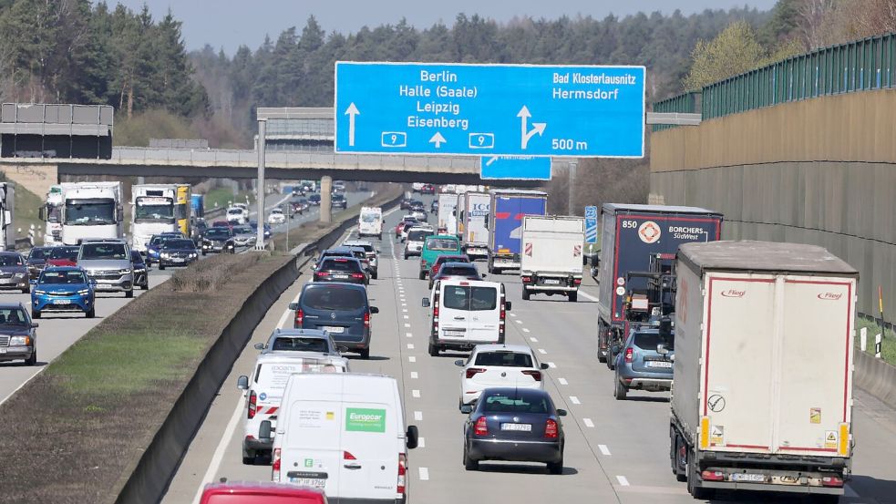 Auf vielen Autobahnen, wie hier auf der A9, herrschte am Donnerstagnachmittag reger Verkehr. Foto: Bodo Schackow