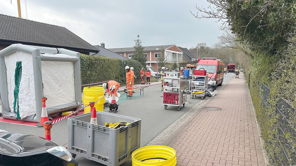 Der Gefahrgutzug vom Landkreis Leer und die Feuerwehr Uplengen-Mitte waren am Donnerstag im Remels im Einsatz. Foto: Feuerwehr