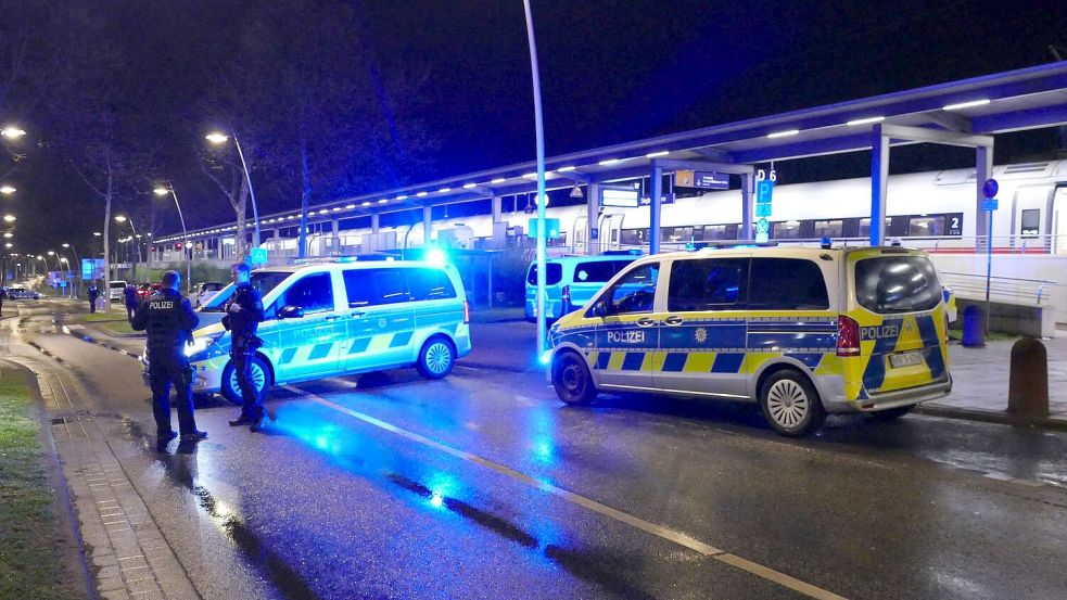 Die Bundespolizei ist am Bahnhof Siegburg/Bonn im Einsatz. Foto: Marius Fuhrmann/dpa