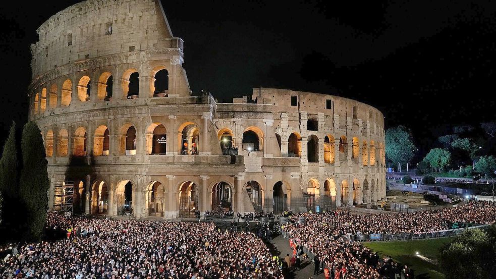 Mit einer Prozession am Kolosseum wird jedes Jahr in Rom an den Kreuzweg erinnert. (Archivbild) Foto: Gregorio Borgia/AP/dpa
