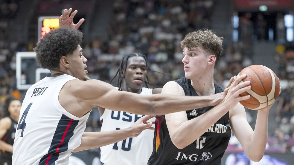 Eric Reibe (rechts) ist einer der deutschen Nachwuchsbasketballer, die an einem College in den USA spielen. (Archivbild) Foto: Cyril Zingaro/KEYSTONE/dpa
