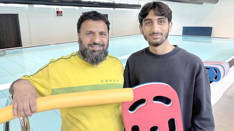 Sie engagieren sich als Helfer bei den Schwimmkursen in Moordorf: Samir al Hassan (links) und Sayed Enamullah Naimi. Foto: Aiko Recke