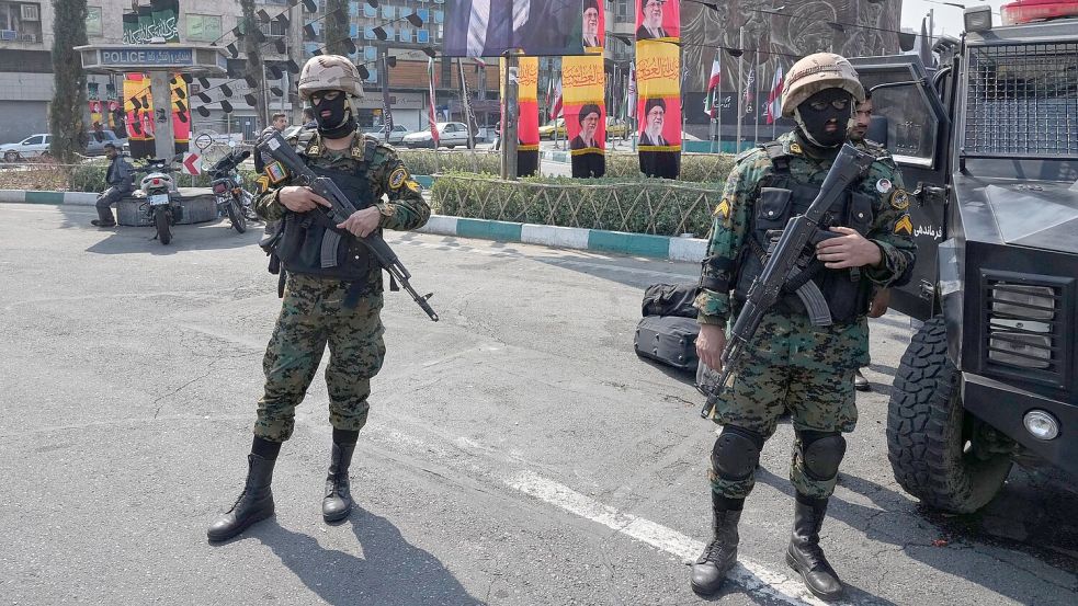 Sicherheitskräfte haben ihre Präsenz seit Kriegsbeginn deutlich verstärkt. (Archivbild) Foto: Vahid Salemi/AP/dpa