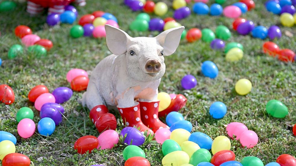 Auch zahlreiche Tiere wie etwa dieses Schwein oder auch eine Giraffe und zahlreiche Affen stehen zwischen den bunten Eiern. Foto: Elisa Schu/dpa