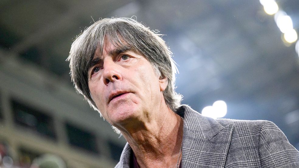 Bald wieder im Stadion an der Seitenlinie? Es gibt Spekulationen um Joachim Löw. (Archivbild) Foto: Tom Weller