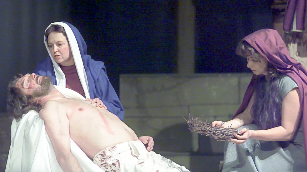 Szene aus einem Passionsspiel von 2001. Der Jesus-Darsteller wird von Maria betrauert. Foto: DPA