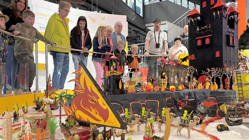 Playmobil-Ausstellung exklusiv vor der Eröffnung: 30 Gewinner der ON-Aktion durften die neue Schau im Energie Erlebnis Zentrum bereits am Freitagnachmittag besichtigen – inklusive Blick hinter die Kulissen mit Ausstellungsmacher Oliver Schaffer (mit Basecap). Foto: Udo Hippen