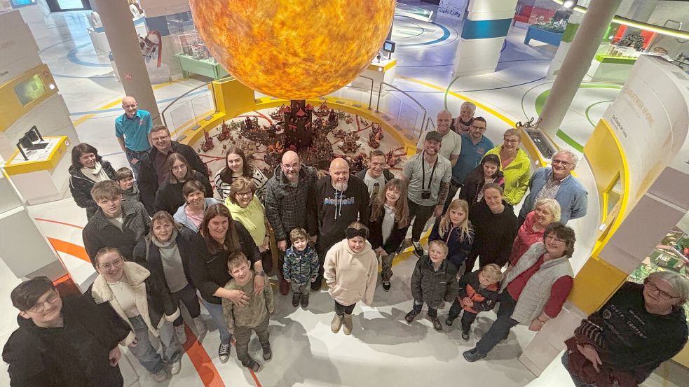 Wenn Aurich plötzlich ganz klein wird – und die Augen ganz groß: Die Gewinner zeigten sich von der exklusiven Playmobil-Tour begeistert und lachten mit Ausstellungsmacher Oliver Schaffer (mit Basecap) im EEZ um die Wette. Foto: Udo Hippen