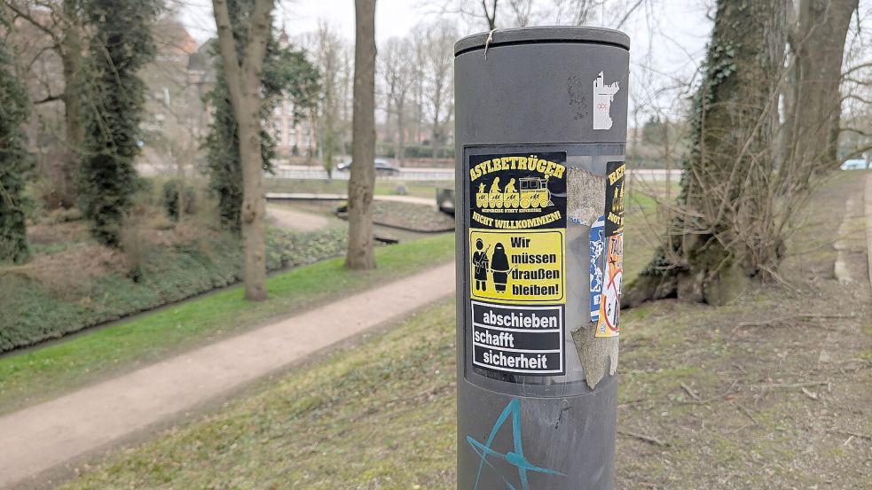 Aufkleber wie diese tauchen in letzter Zeit vermehrt im Auricher Stadtbild auf. Foto: Eva van Loh