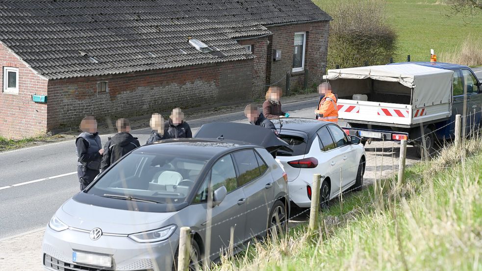 Am Karfreitag durchsuchten Beamte der Polizei ein Haus in Gründeich in der Gemeinde Holtgast. Foto: Lars Penning
