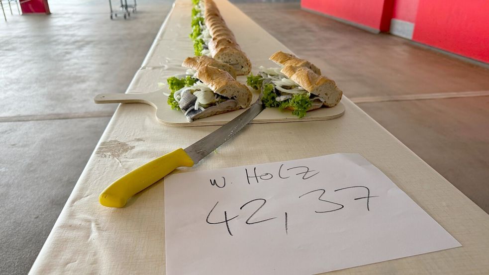Mit 42,37 Metern hat das längste Fischbrötchen der Welt den bisherigen Rekord von 31 Metern deutlich übertroffen. (Foto Handout) Foto: --/F.C. Hansa Rostock /dpa