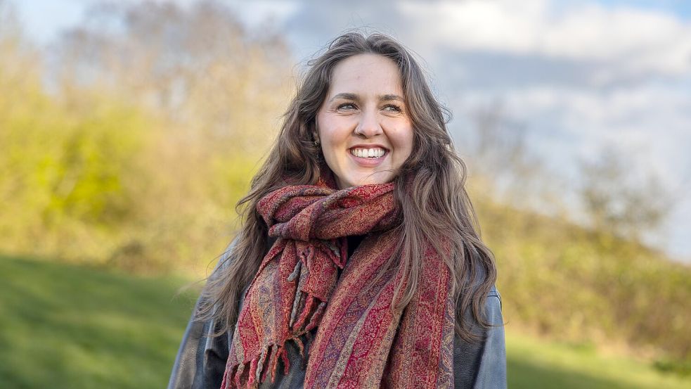 Paulina Lüttmann ist Umweltpädagogin bei der Lega S Jugendhilfe und leitet seit März den neuen Naturerfahrungsraum am Ziegenbrink in Osnabrück. Foto: Denise Matthey