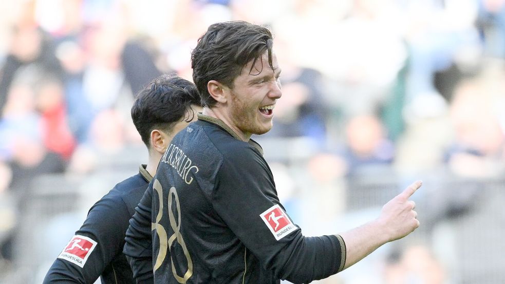 Durch seine Fairplay-Aktion Mann des Spiels: Augsburgs Michael Gregoritsch. Foto: Gregor Fischer