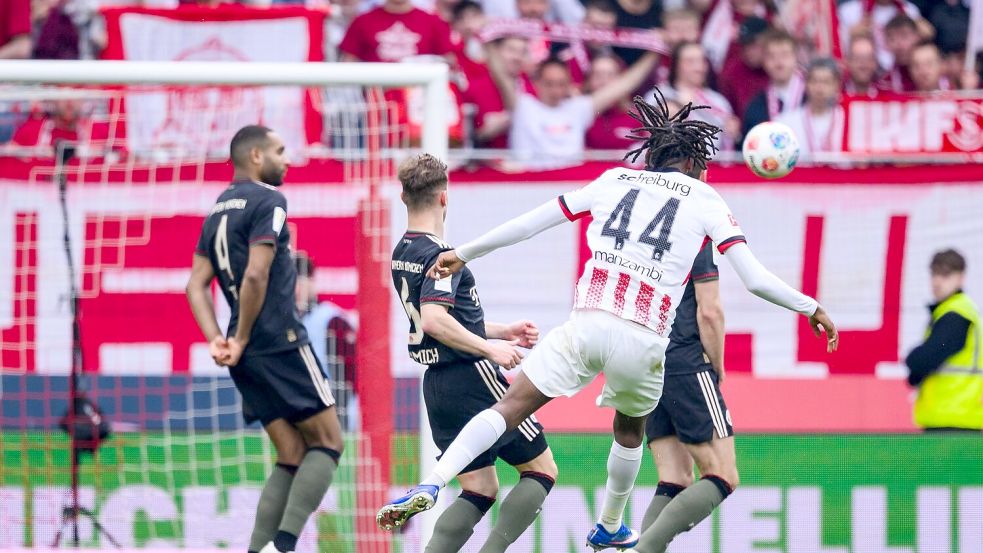 Schuss ins Glück: Freiburgs Johan Manzambi trifft zum 1:0. Foto: Tom Weller