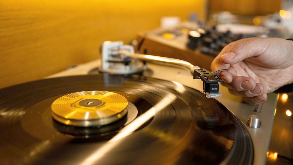 Kevin Rodriguez legt in seiner Bar eine Platte auf. Foto: Christophe Gateau