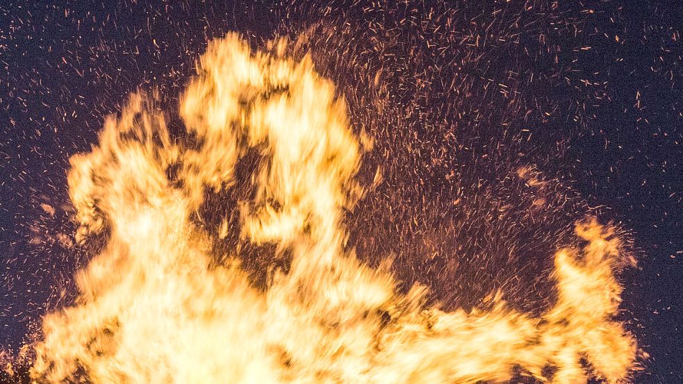 Zahlreiche Einsatzkräfte rückten am Samstag nach Mittegroßefehn aus. Symbolfoto: DPA/Boris Roessler