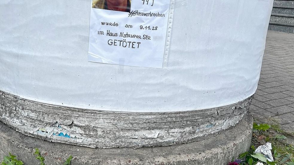 Ein kleines Symbol der Trauer: An einer Litfaßsäule gegenüber des Tatortes war für mehrere Tage diese Bild angebracht. Menschen legten Blumen und Kerzen nieder. Foto: privat