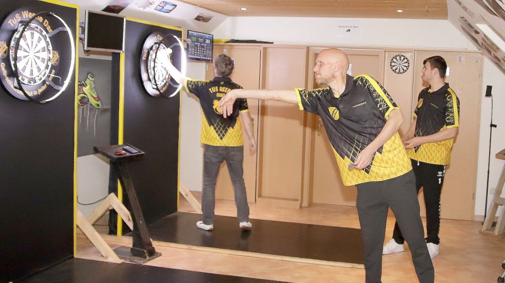 Mit Nervenstärke und konstant guten Ergebnissen sicherte sich Weenes Dartspieler Dirk Saathoff (Zweiter von rechts) die Fahrkarte zu den German Masters in Mainz. Foto: Wilfried Gronewold