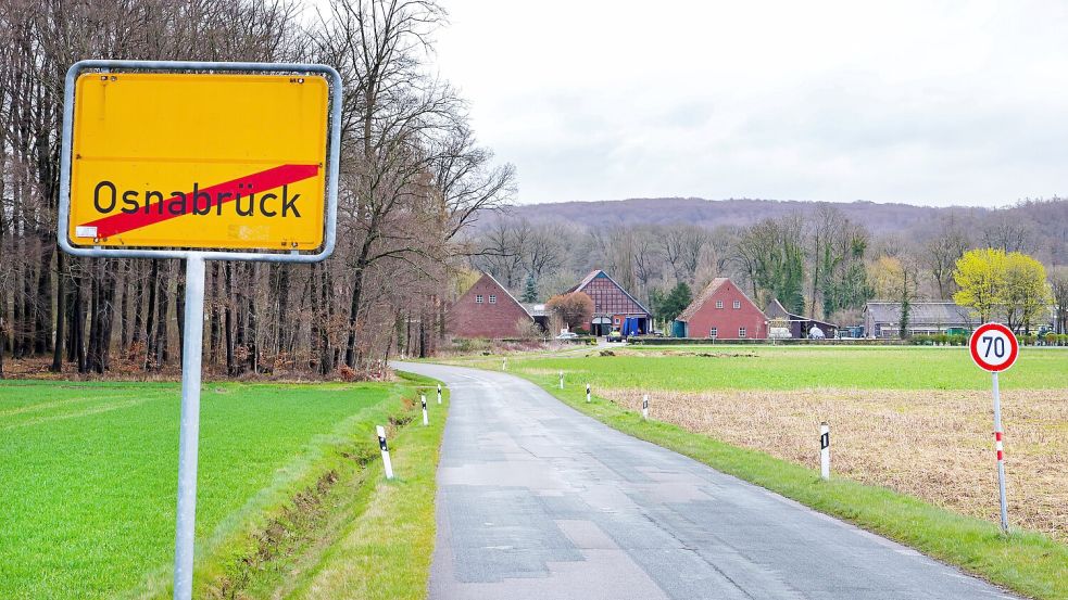 Auch wenn das Ortsausgangsschild etwas anderes signalisiert: Hof Voß findet sich auf Osnabrücker Gebiet. Foto: Jörn Martens