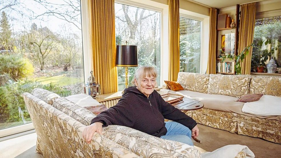Gerda Marin im Wohnzimmer ihrer „Zeitkapsel” im Hamburger Stadtteil Poppenbüttel. Foto: Florian Quandt