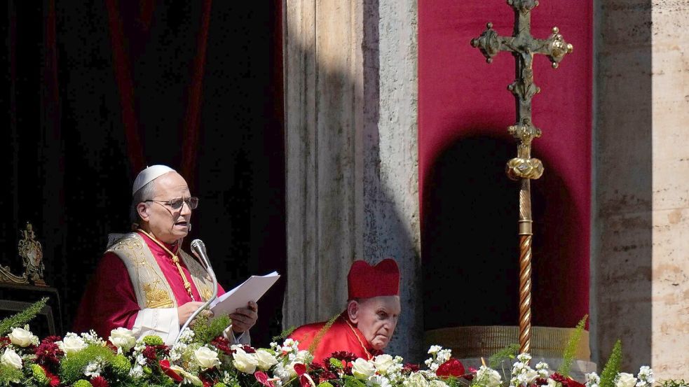 Von der zentralen Loggia des Petersdoms spendet Leo XIV. den Segen Urbi et Orbi. Foto: Alessandra Tarantino