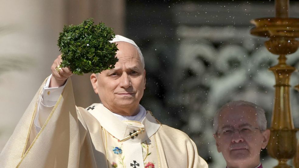 Papst Leo XIV. spendet erstmals an Ostern den Segen Urbi et Orbi. Foto: Andrew Medichini