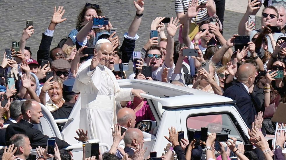 Nach dem Segen ließ sich der Papst über den Petersplatz fahren. Foto: Alessandra Tarantino
