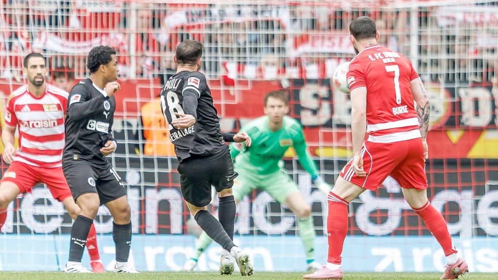 Wuchtiger Volley: Pereira Lage (M) traf zum 1:0. Foto: Andreas Gora