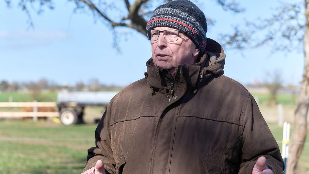 Mecklenburg-Vorpommerns Umweltminister Till Backhaus (SPD) lässt prüfen, ob der gestrandete Wal eventuell mit einem Katamaran in tieferes Gewässer gebracht werden könnte. Foto: Marcus Golejewski