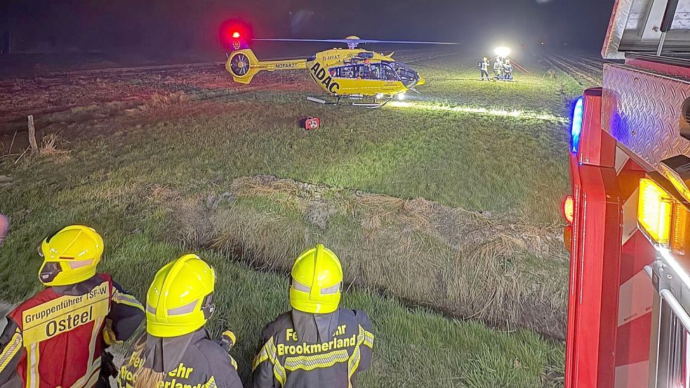 Der Hubschrauber konnten nach der Ausleuchtung der Wiese durch die Feuerwehr sicher landen. Foto: Justin Herzig und Wenke Brust/Feuerwehr Brookmerland