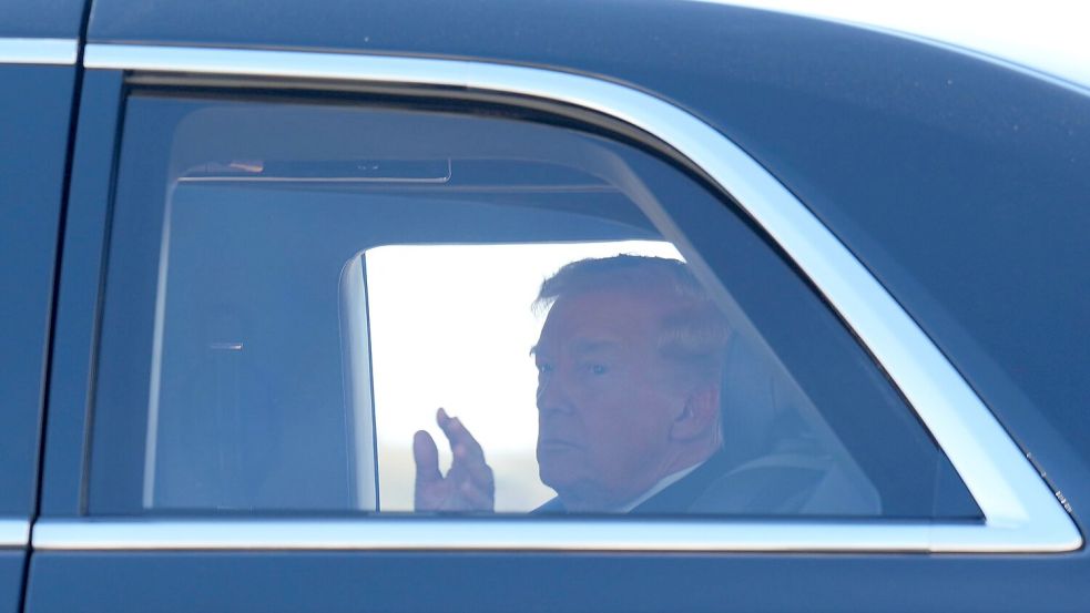 Trump spielt das Problem der Benzinpreise herunter (Archivbild). Foto: Mark Schiefelbein/AP/dpa