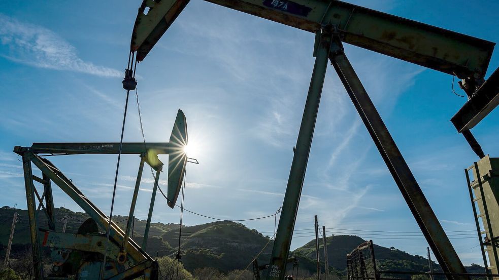 Die Ölpreise ziehen weiter an. (Archivbild) Foto: Nic Coury/AP/dpa