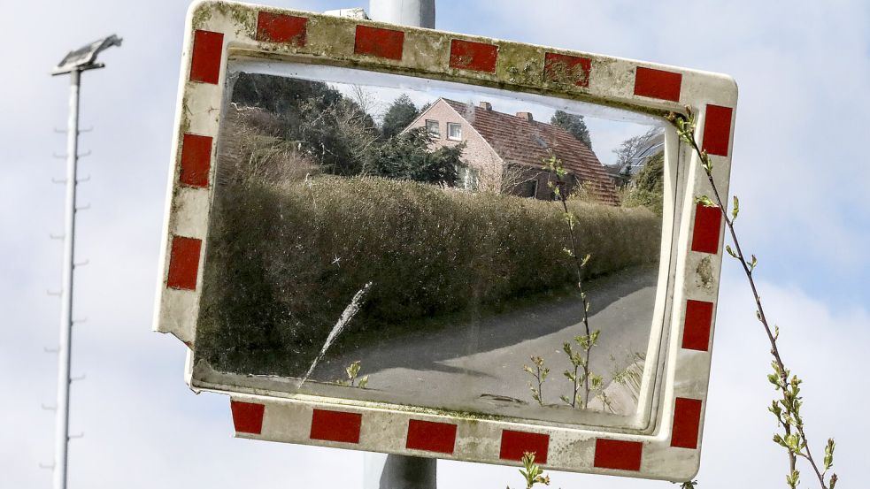 Blick auf das durchsuchte Haus und Grundstück in Fulkum. Foto: Claus Hock