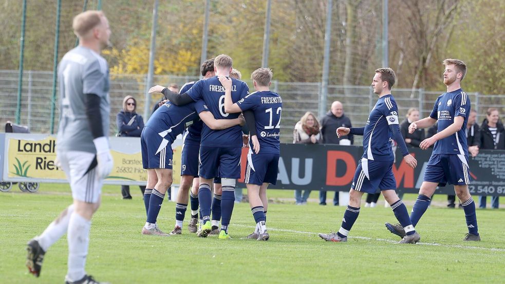 Hier feiert der TSV Riepe das 2:0 gegen den Verfolger Strudden durcvh Ralf Coordes. Foto: Wilfried Gronewold