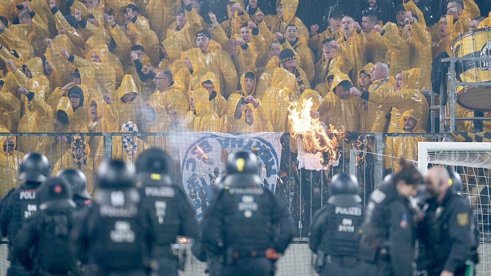 Beim Zweitliga-Spiel zwischen Dynamo Dresden und Hertha BSC kam es zu Ausschreitungen. Foto: Sebastian Kahnert