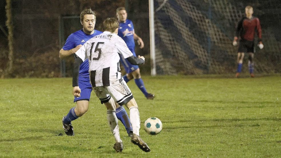 Der ehemalige OHV-Torhüter Frederick Möhlmann (links) erhielt bei Egels-Popens ein paar Einsatzminuten auf dem Fußballfeld.Foto: Wilfried Gronewold