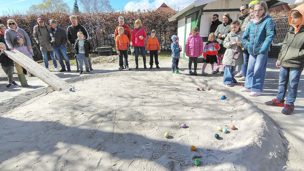 Eine Reihe von Familien traf sich am Sonntagnachmittag bei gutem Wetter an der Lüns-Bahn des Dorfverein Timmel.Foto: Karin Böhmer