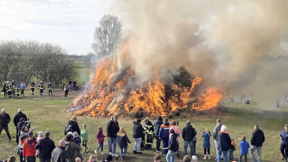 In Uthwerdum begann am Ostersonnabend um 17 Uhr die feurige Winteraustreibung. Foto: Stefan Ihnen/Feuerwehr Uthwerdum