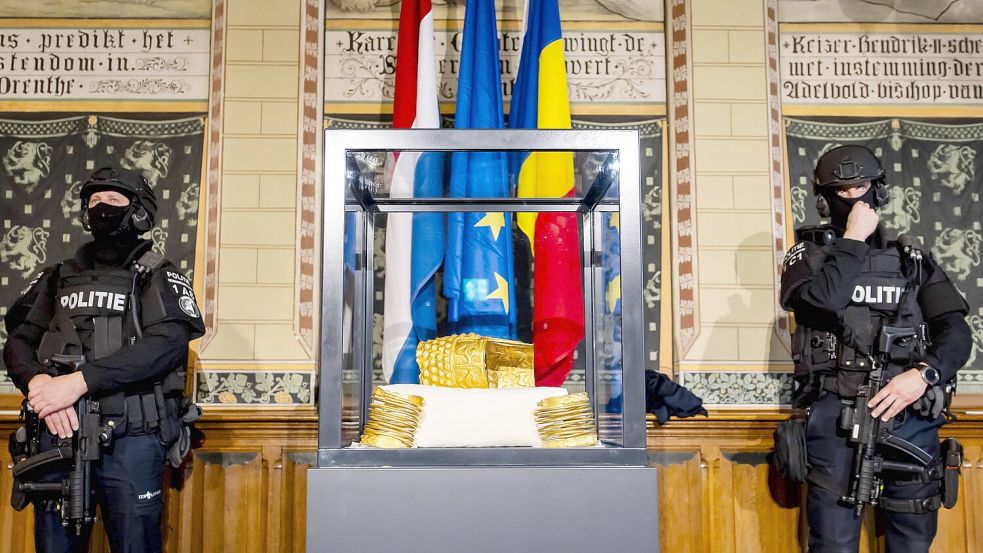 Gut geschützt von der Polizei: Der Goldene Helm von Coţofeneşti bei der Präsentation im Museum. Ein Jahr war er verschwunden. Foto: IMAGO/ANP