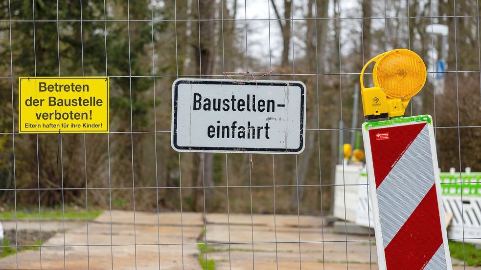 Die SWO Netz will das Regenrückhaltebecken in Sutthausen sanieren. Doch die Baustelle ruht, der Zugang zum Waldstück ist gesperrt. Foto: Benjamin Beutler
