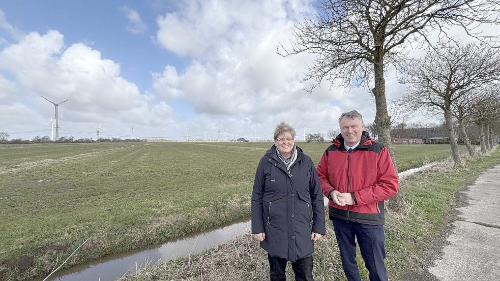 Annette Lang und Arno Ulrichs treiben die Planung des 200-Hektar-Gewerbegebiets auf dem Grünland hinter ihnen zusammen mit den Kollegen im Moormerland seit etwa 2023 konkret voran. Foto: Karin Böhmer