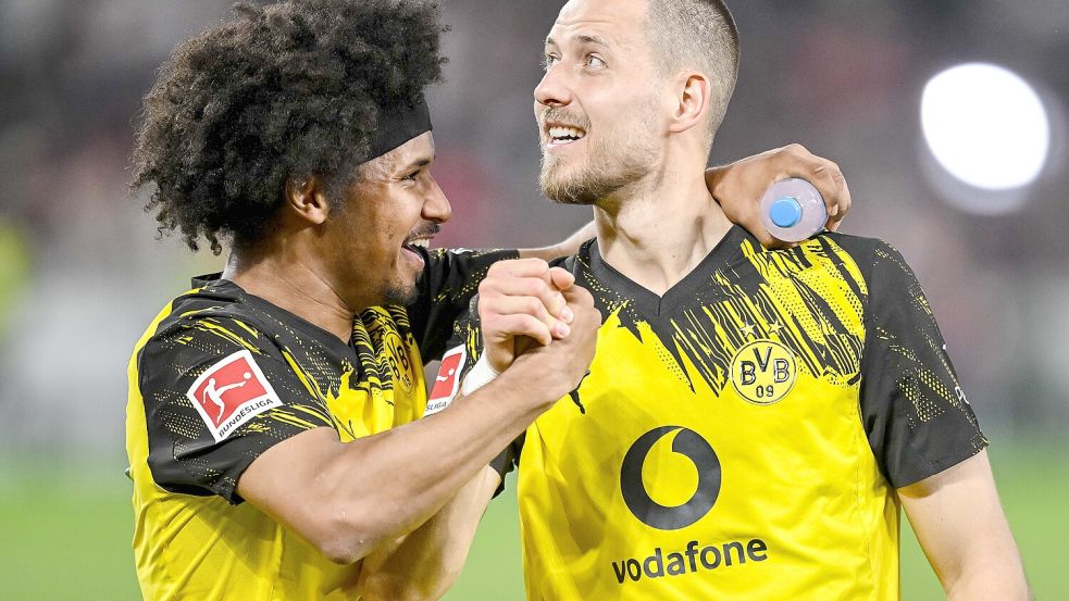 Karim Adeyemi (links) und Waldemar Anton freuen sich nach dem 0:2-Sieg gegen den VfB Stuttgart. Foto: dpa/picture alliance/Harry Langer