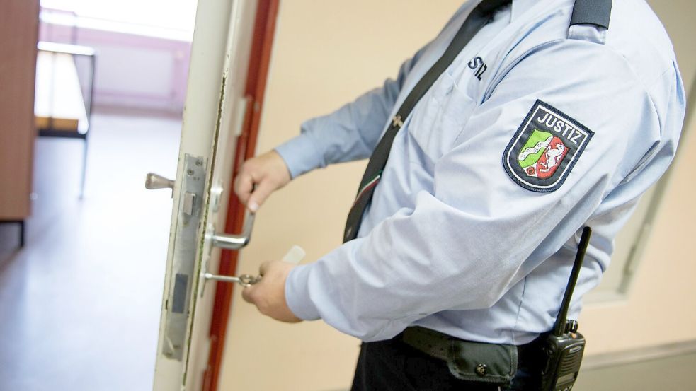 Zahlreiche Menschen sitzen ersatzweise ein, weil sie Geldstrafen wegen Schwarzfahrens nicht bezahlen konnten. (Symbolbild) Foto: Marius Becker/dpa