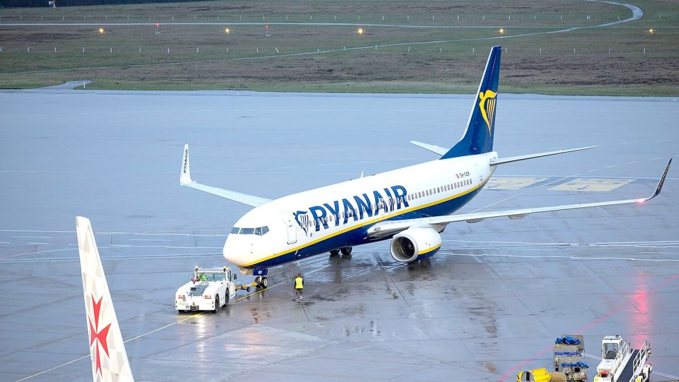 Ein Mann, der während eines Fluges randalierte, muss zehn Monate in Haft. (Archivbild) Foto: Thomas Banneyer