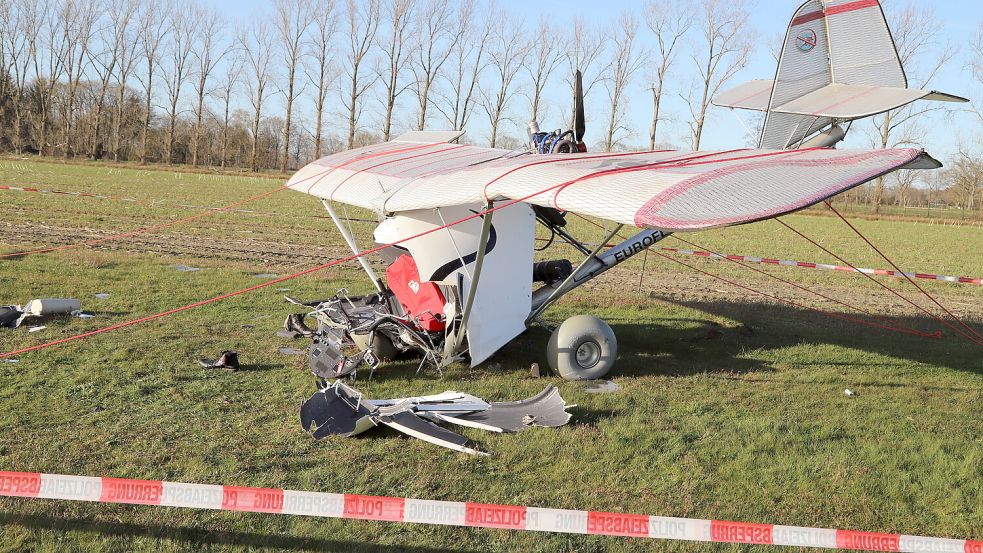 Der Flugzeugabsturz auf dem Flugplatz in Barßel-Lohe war der Polizei am Ostermontag um 16.38 Uhr gemeldet worden. Der Pilot verstarb an der Unfallstelle. Foto: Hans Passmann