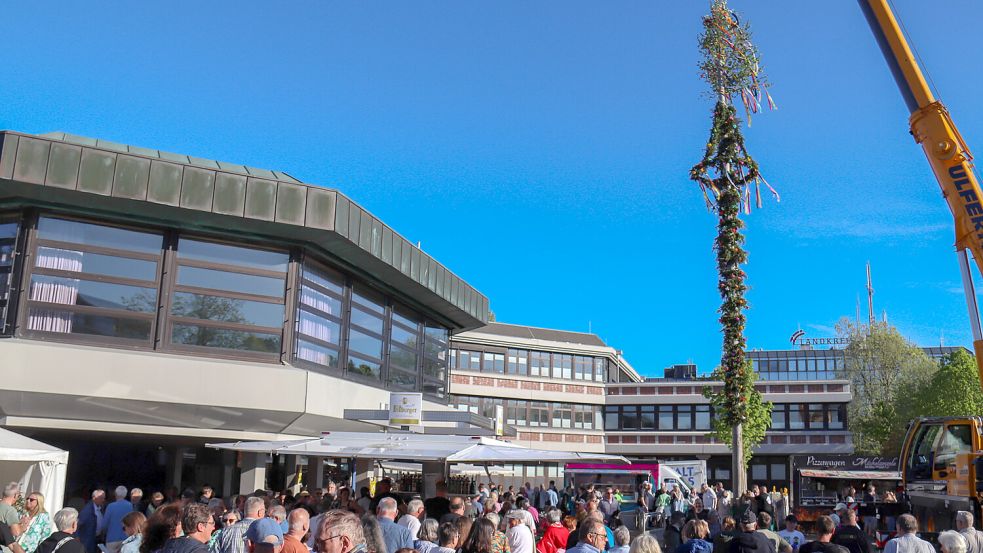 Nach einigen unsicheren Wochen steht nun fest: Am 30. April 2026 gibt es wieder einen Maibaum am Auricher Rathaus. Foto: Romuald Banik
