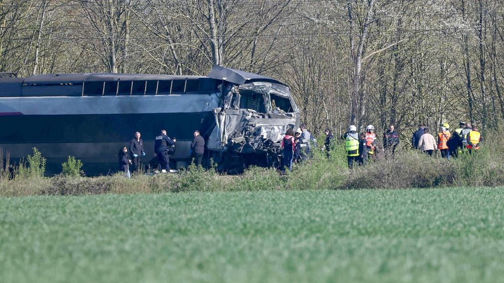 Ein TGV ist in Nordfrankreich mit einem Lastzug zusammengestoßen und entgleist. Foto: Sameer Al-Doumy/AFP/dpa